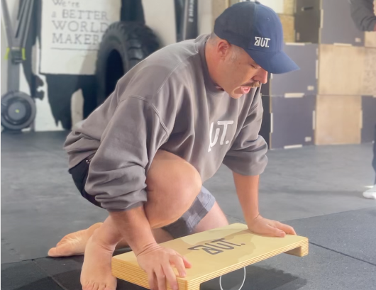 Ruben con tabla para hacer equilibrio